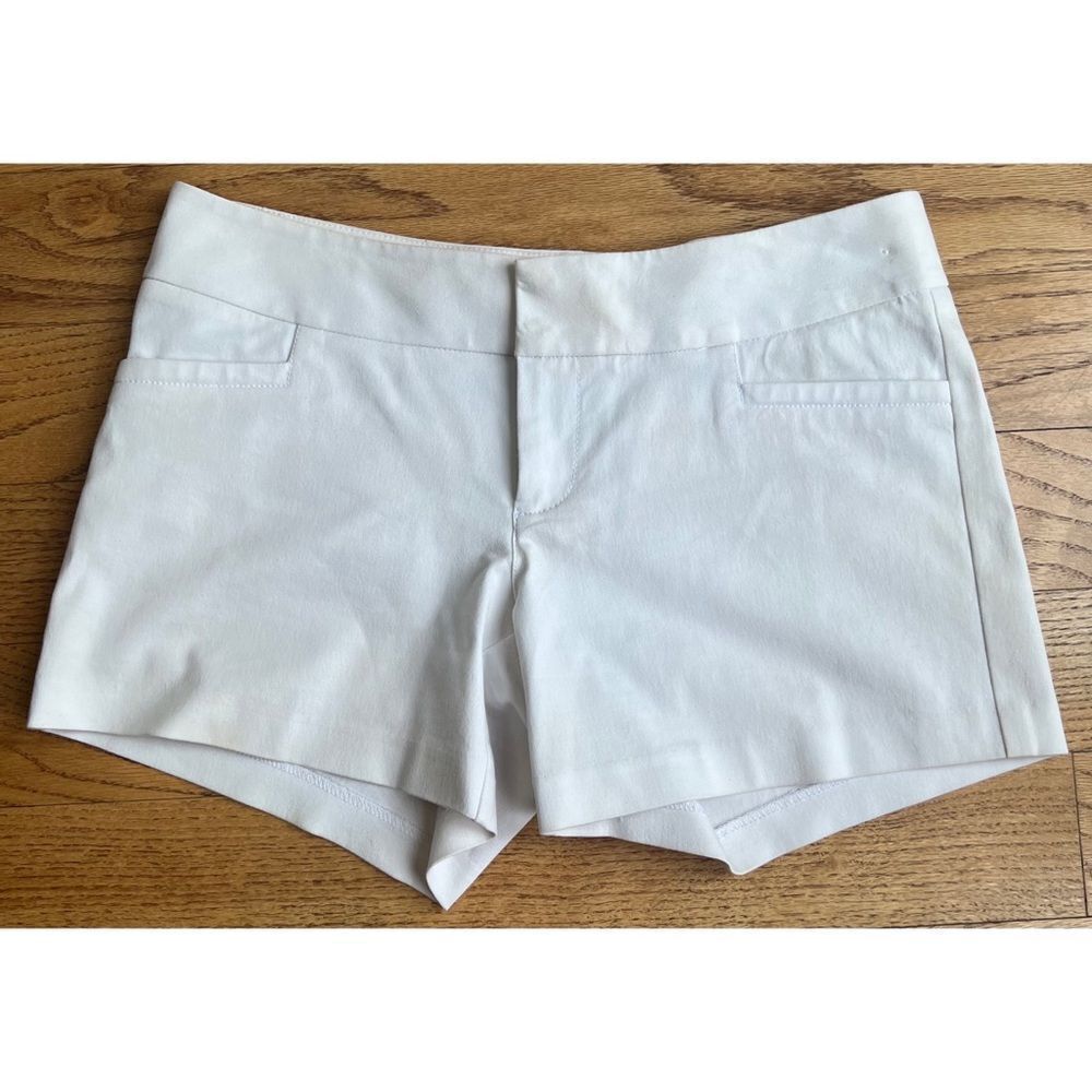 Lilly Pulitzer Off White Cream Colored Flat Front Ellie Shorts Size 2
